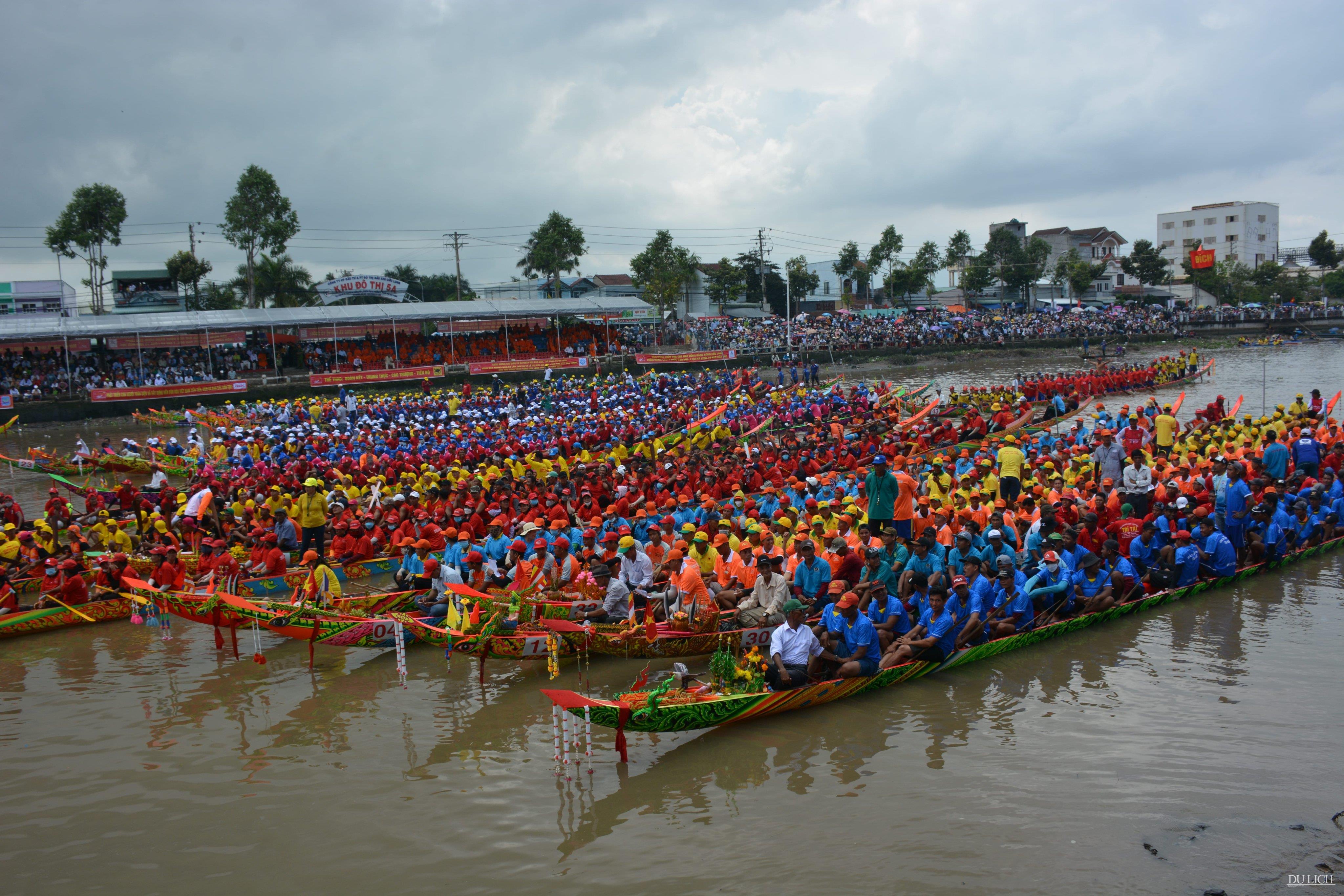 Đồng bào Khmer Nam Bộ náo nức trong Ngày hội đua ghe Ngo Sóc Trăng năm 2022 - (Ảnh: Trần Lợi)